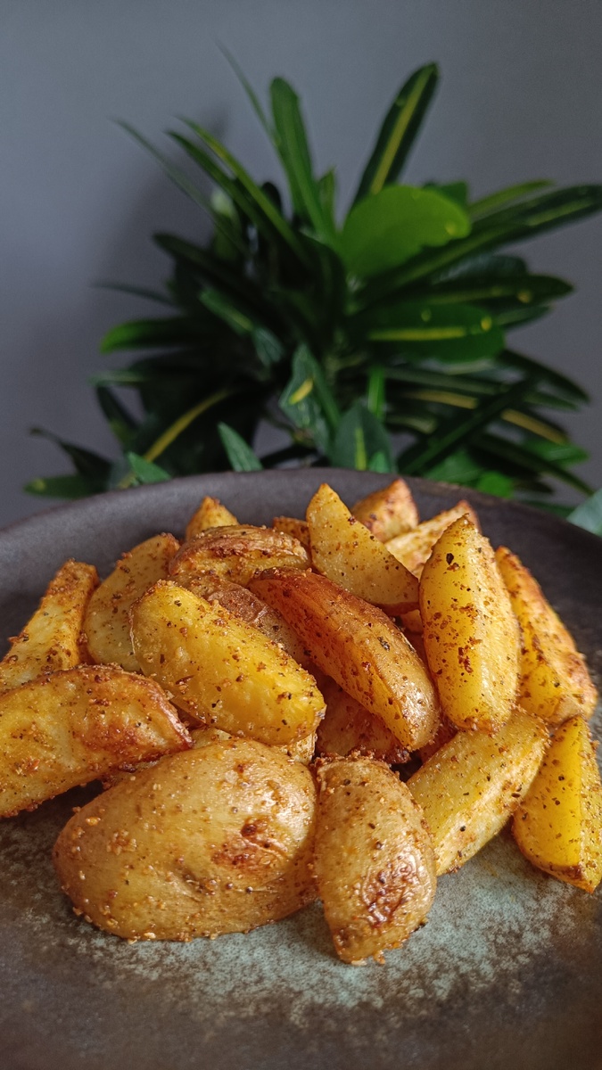 Фото жареной картошки нет, поэтому пусть будет запечённая. Папе бы она очень понравилась.