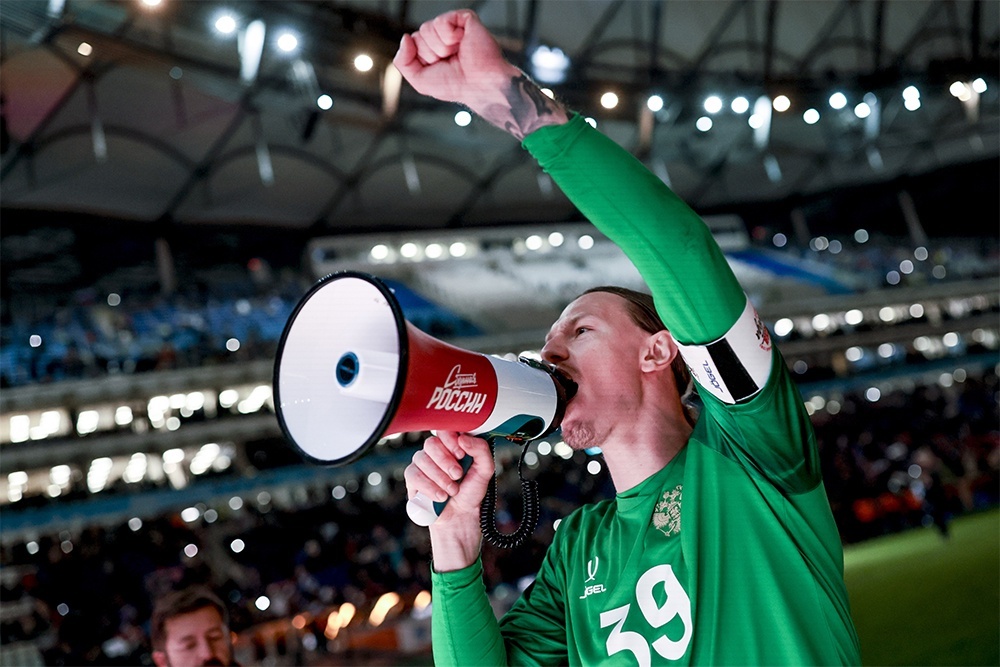    Вратарь сборной Матвей Сафонов благодарит трибуны после игры с Ираном. / Фото: Михаил Шапаев / Российский футбольный союз