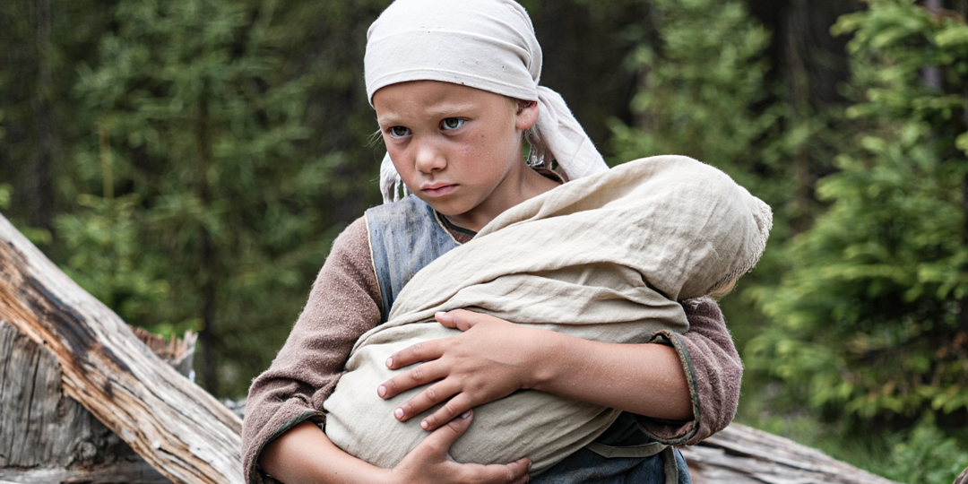 «Появилось чувство, что живём неправильно»: 16-летняя сибирячка ушла с отчимом в тайгу и родила шестерых детей