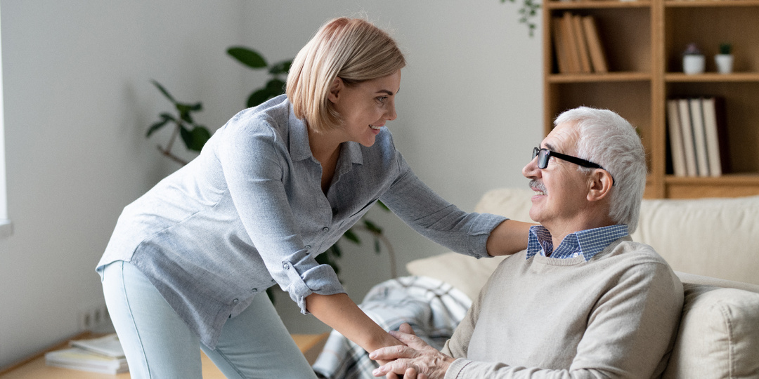 Как ухаживать за близким с болезнью Паркинсона: советы для родственников