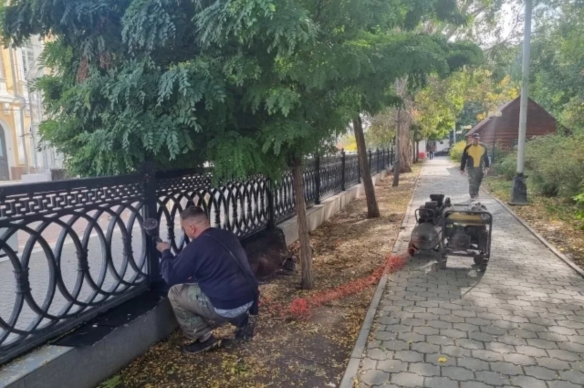    В Астрахани коммунальщики навели порядок в Братском саду