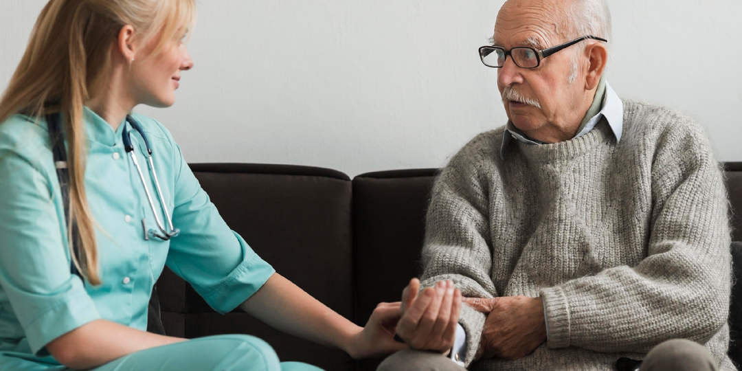 Экстренная помощь пожилому человеку: что делать в критической ситуации