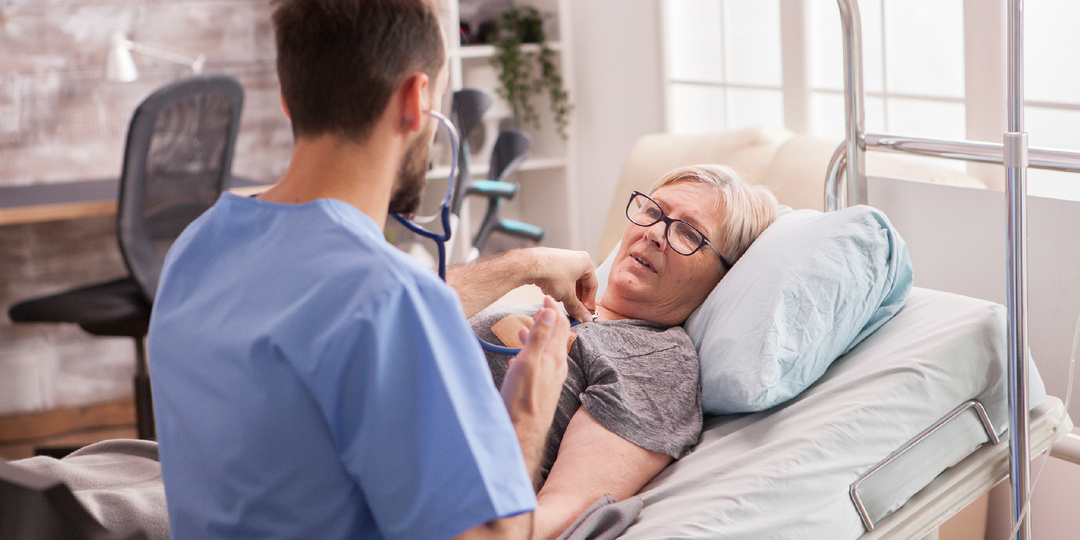 Как правильно подготовить лежачего пациента к перевозке