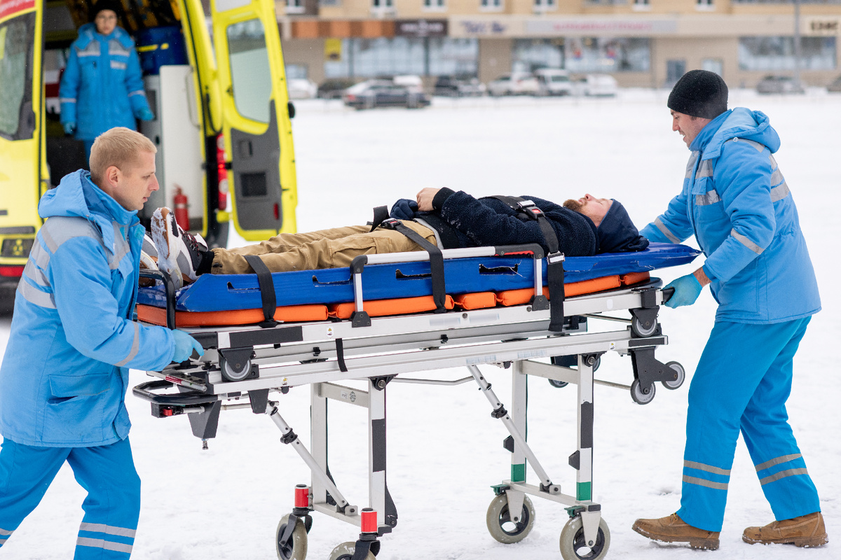 Перевозка лежачих больных (источник изображения: freepik.com)