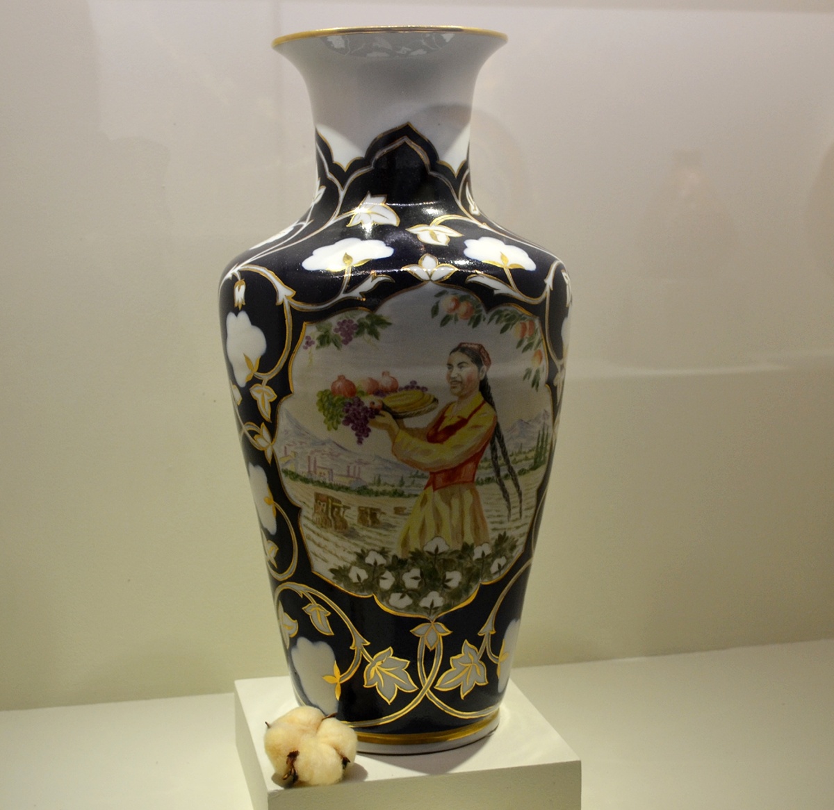 Ваза. Узбекистан, 1961г., фарфор, роспись. Из коллекции ГМВ. Фото автора 