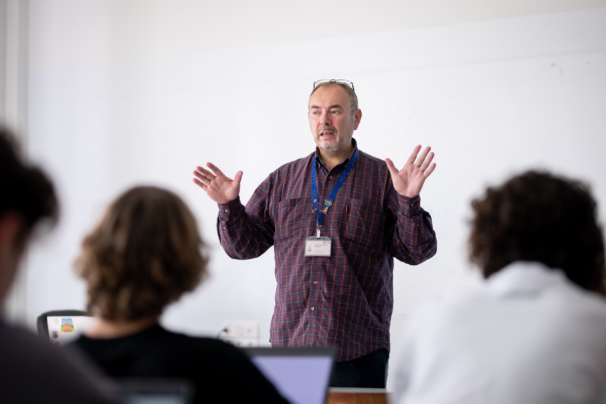 Фото из школьного архива: Виктор Викторович проводит урок