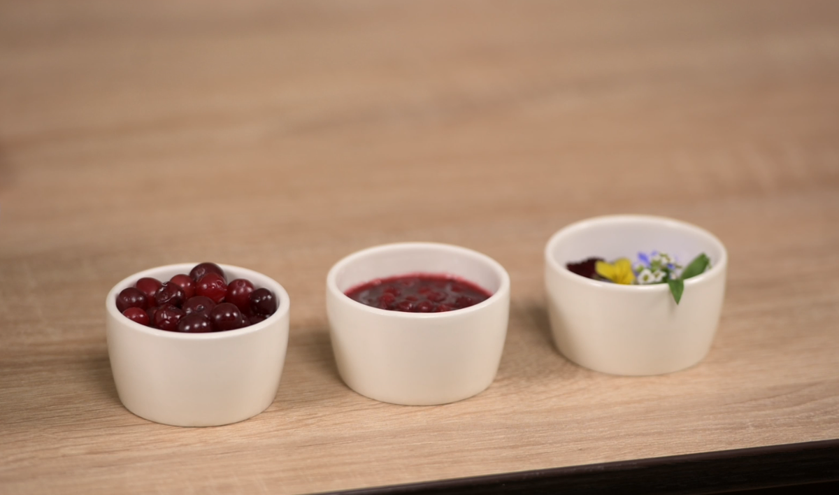 Клюкву используют для изготовления массы блюд и напитков: листья становятся хорошим заменителем чая, из ягод готовят морсы, кисель, варенье, соки, мармелад, соусы и квас. Терпкие ягоды стали очень популярным сырьем для различных настоек