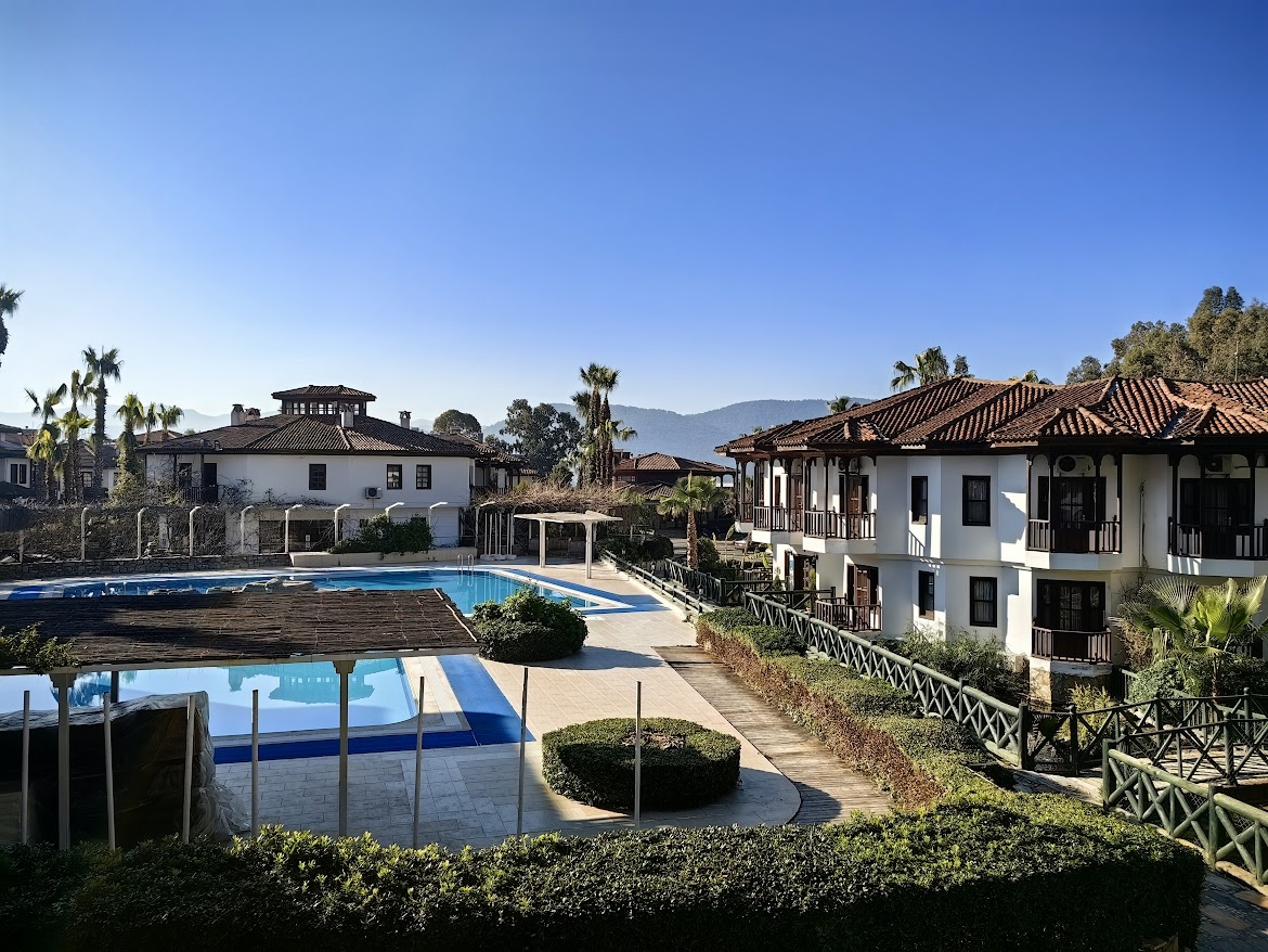 Турция, - пожалуй, лидерующее направление, в котором россияне покупают пакетные туры. На фото - отель на Эгейском побережье.