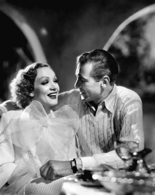 Из писем к Марлен: Пылкая моя, сегодня ночью я достал из погреба в скале самую лучшую бутылку «Штайнбергер кабинет» урожая 1911 года — из прусских казенных имений, элитное вино из отборного предзимнего винограда. С бутылкой и с собаками я спустился к озеру, взбаламученному и вспенившемуся; и перед собаками, и перед озером, и перед ветром, и перед Орионом я держал речь, состоявшую из считанных слов, — и тут собаки залаяли; они лаяли, а озеро накатило белый вал, поднялся ветер, и мы ощутили на себе его сильные порывы, Орион замерцал, словно брошь девы Марии, и бутылка, описав дугу, полетела сквозь ночь в воду, как приношение богам за то, что несколько лет назад они в этот день подарили мне тебя.