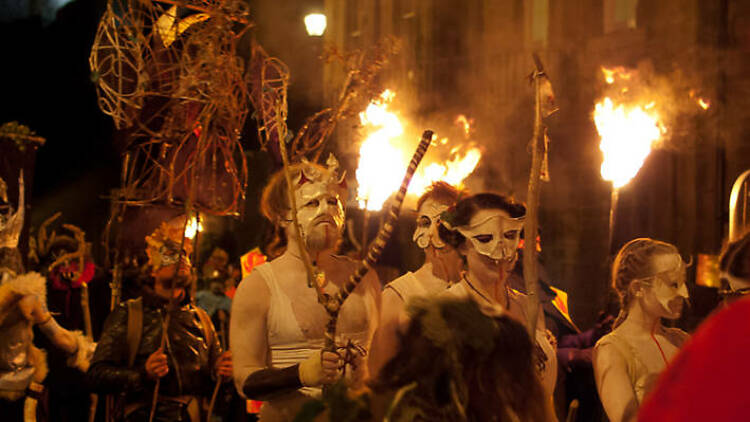 Языческий праздник Самайн. Самайн переводится - толи "конец лета", толи "собрание".