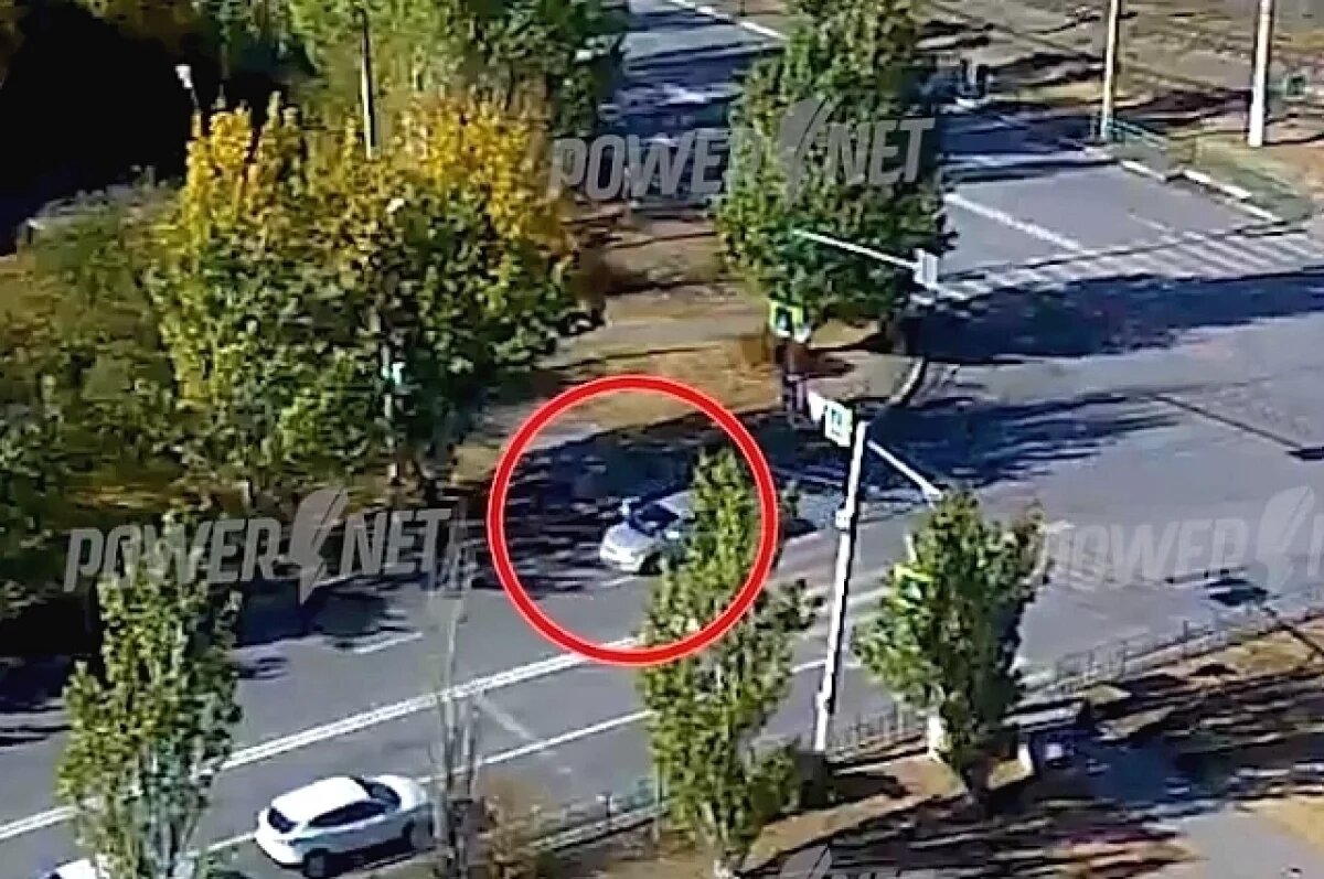    Наезд иномарки на пешехода попал на видео в Волжском