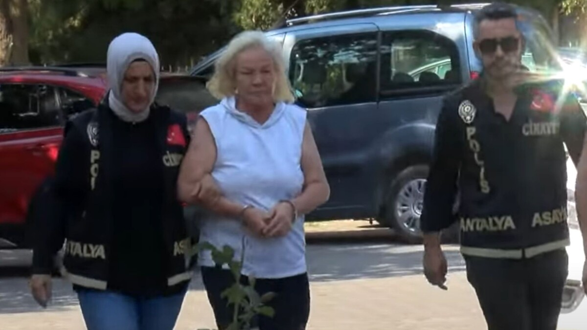 Женщину ведут в здание суда