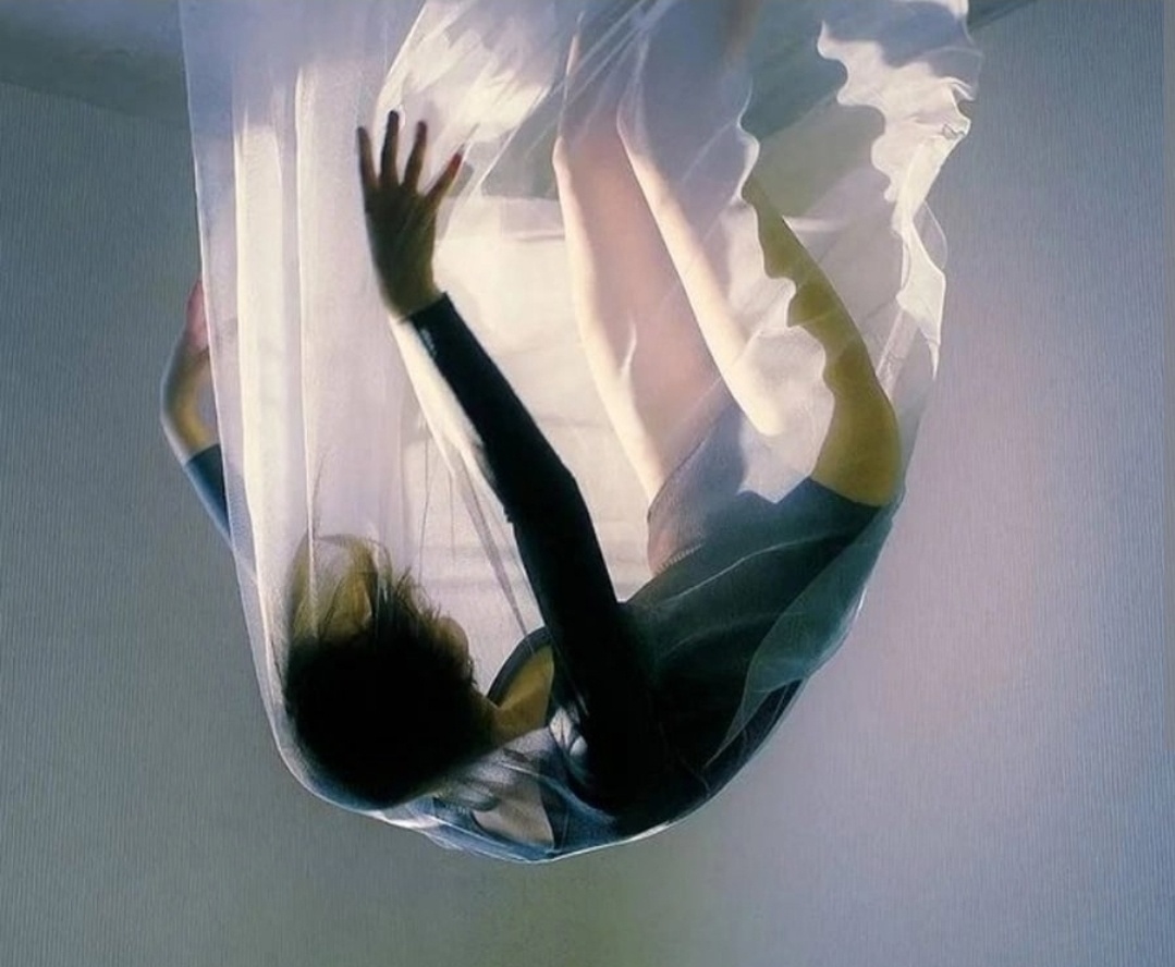 Объясняю на пальцах концепцию психолога Джеймса Холлиса, которая поможет понять, почему вы раз за разом наступаете на одни и те же грабли в отношениях, работе и жизни.