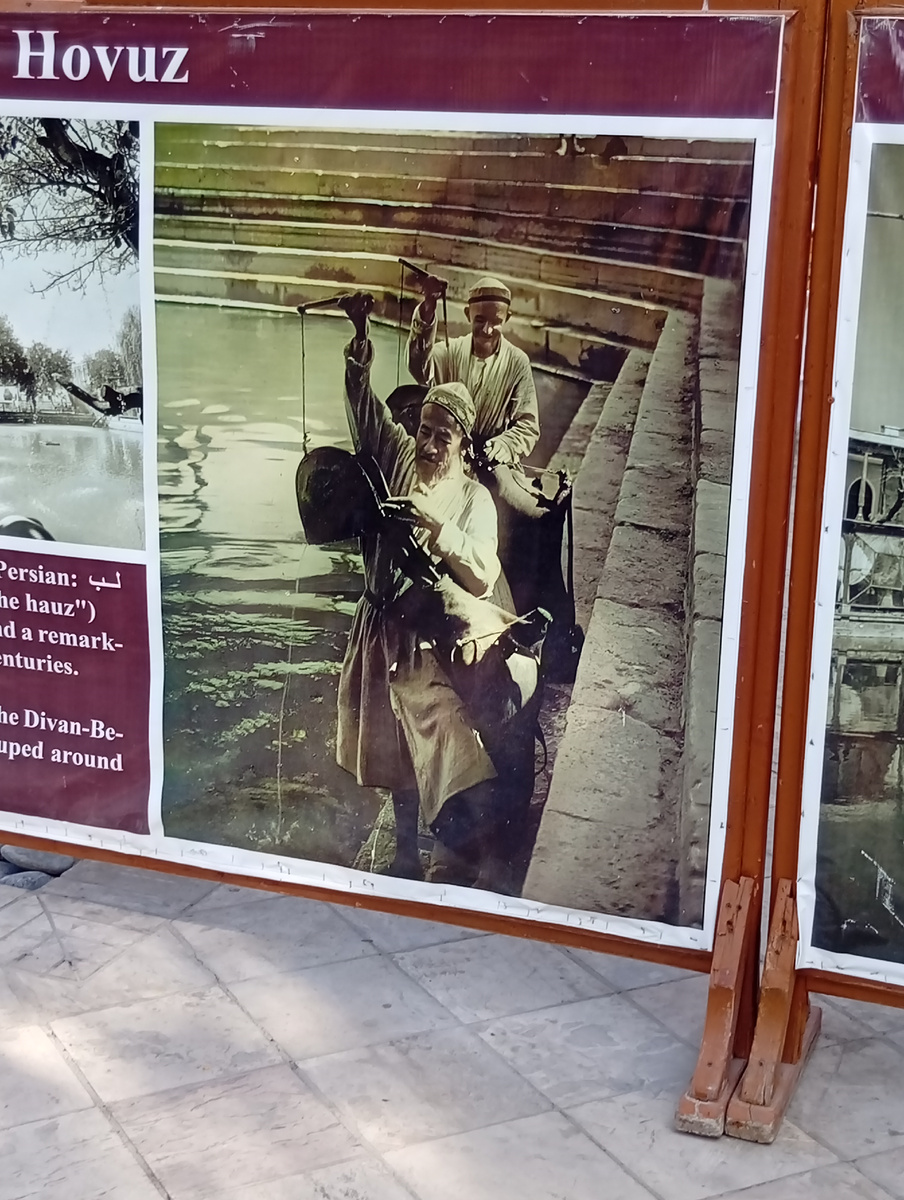 Машкопы (водоносы) набирают воду. Стенд у Ляби-Хауза. Фото из личного архива автора.