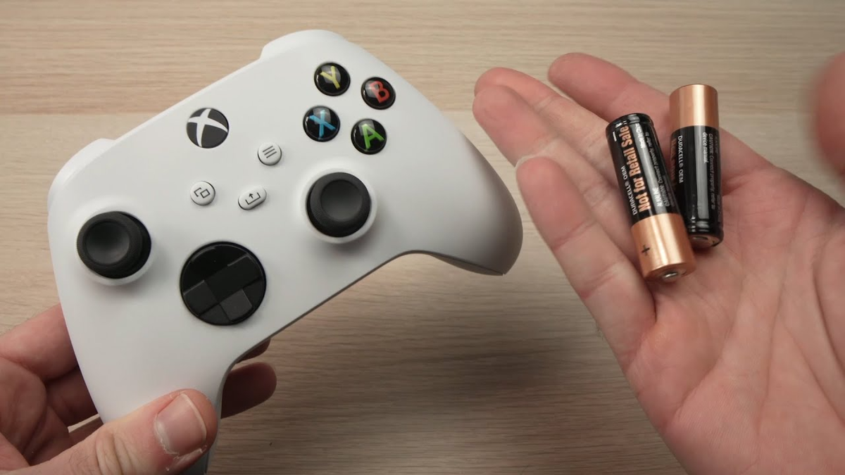 Мнение: встроенные аккумуляторы в геймпадах — зло, батарейки удобнее