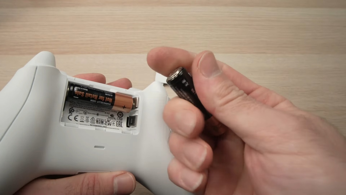 Геймпад Xbox Series S и батарейки. Источник: YouTube-канал Tricks Tips Fix