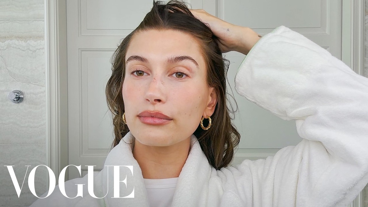 Фото взяли здесь vogue.com/video/watch/beauty-secrets-hailey-bieber-2025