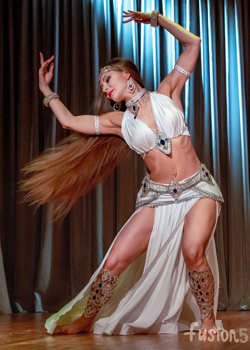 Яна Правдина на концерте 2025 под песню Ya Dalli Ya Rouhi