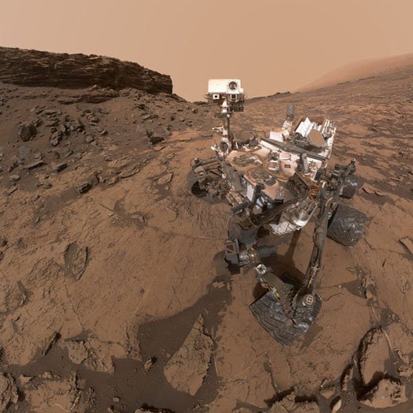 Марсоход Curiosity на поверхности Красной планеты