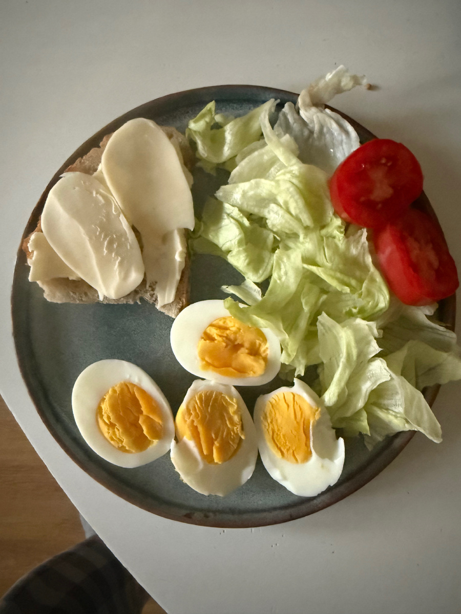 От одного яйца младший сын прилично откусил, но это произошло уже после фото) 