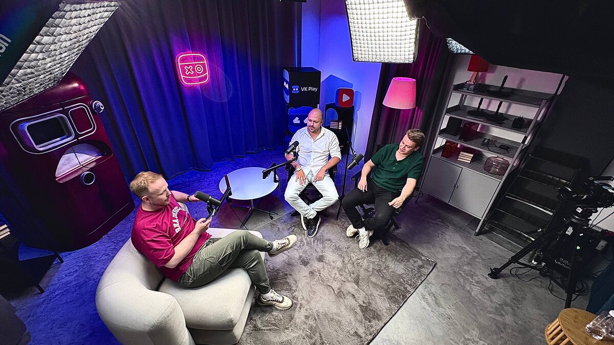 Слева направо: руководитель VK Play Media Александр Егоров, Кирилл Муханов и Кирилл Вовк