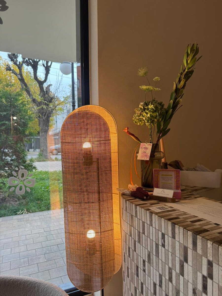 Нравится, что в сейчас в моду вошли необычные композиции из цветов, как здесь. А еще стойка украшена сушеной кукурузой, очень по-осеннему