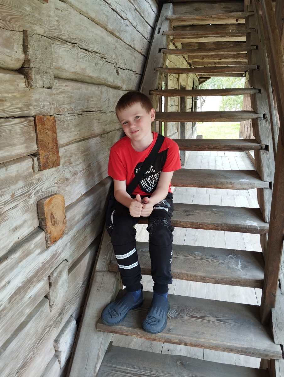 мой "малышек" на ступеньках самого старого здания в Белоруссии (Гродно)