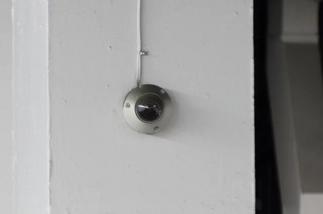    Что делать, если сосед поставил камеру в подъезде?