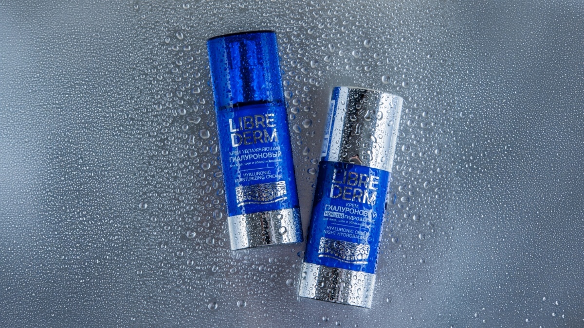 Выбирайте средства, которые одновременно увлажняют и укрепляют защитный барьер, помогая влаге оставаться в коже