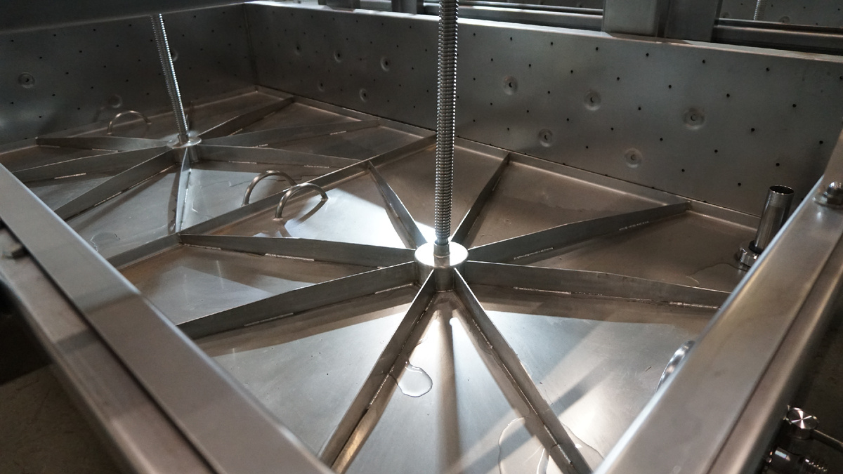 Перфорированные стенки тележки помогают эффективнее удалять избытоную влагу (сыворотка).