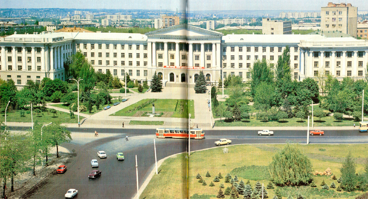 Главный корпус РИСХМа (ДГТУ с 1992 г) и площадь Ю.А.Гагарина до реконструкции: видимая часть левого-западного крыла на "добрую" половину принадлежала факультету ГОМ (фото из: https://meotyda.ru/node/1091, обратите внимание на сосны, посаженные сотрудниками РИСХМа двумя рядами у парапета лестницы, в начале 60-х)