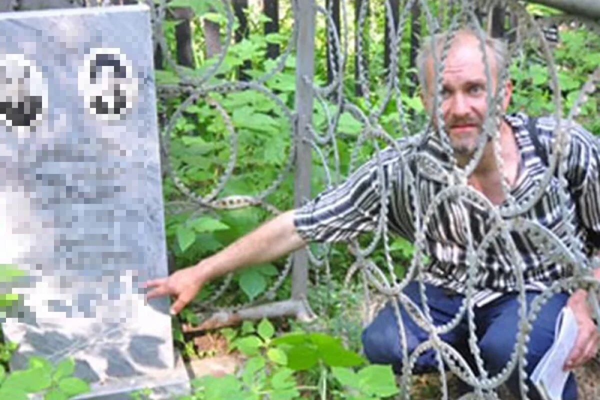    Анатолий Москвин называл себя уникальным некрополистом - специалистом по кладбищам.