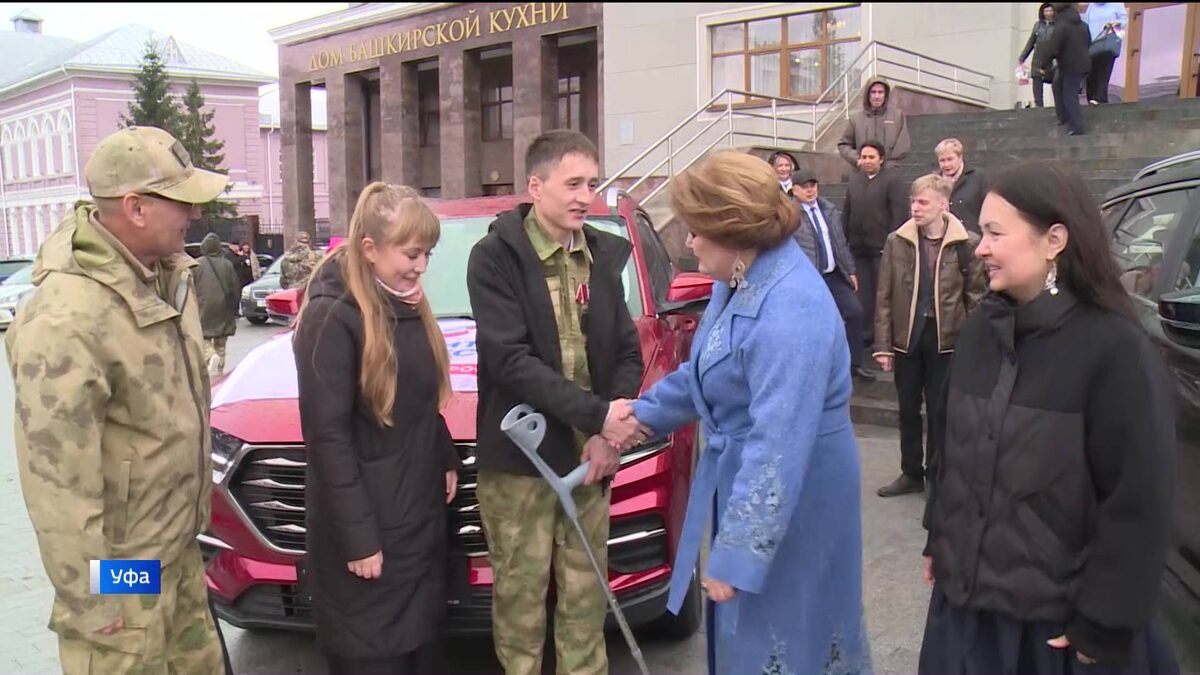    В Уфе на Советской площади вручили автомобили ветеранам СВО
