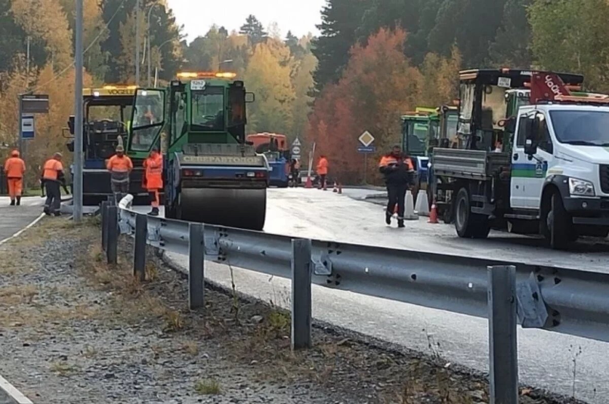     Всё лето с утра до ночи работают дорожники.
