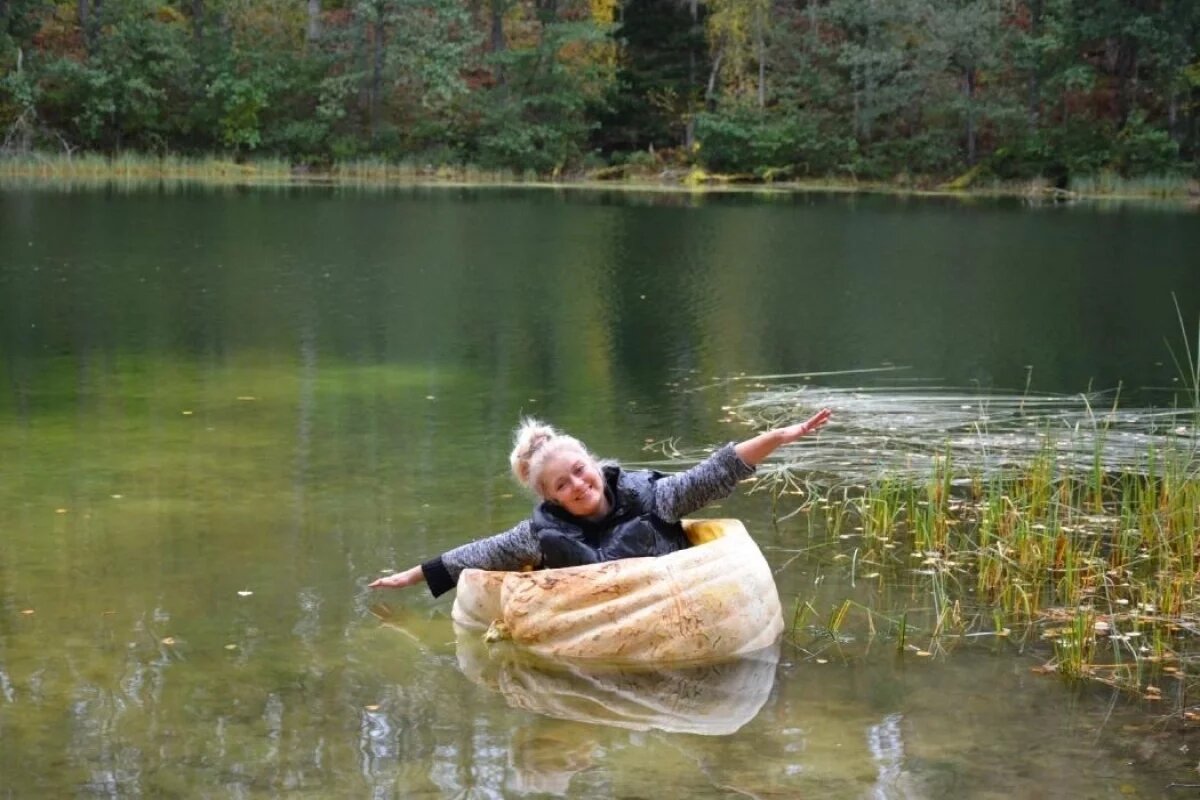    Под Псковом женщина устроила заплыв по озеру в гигантской тыкве