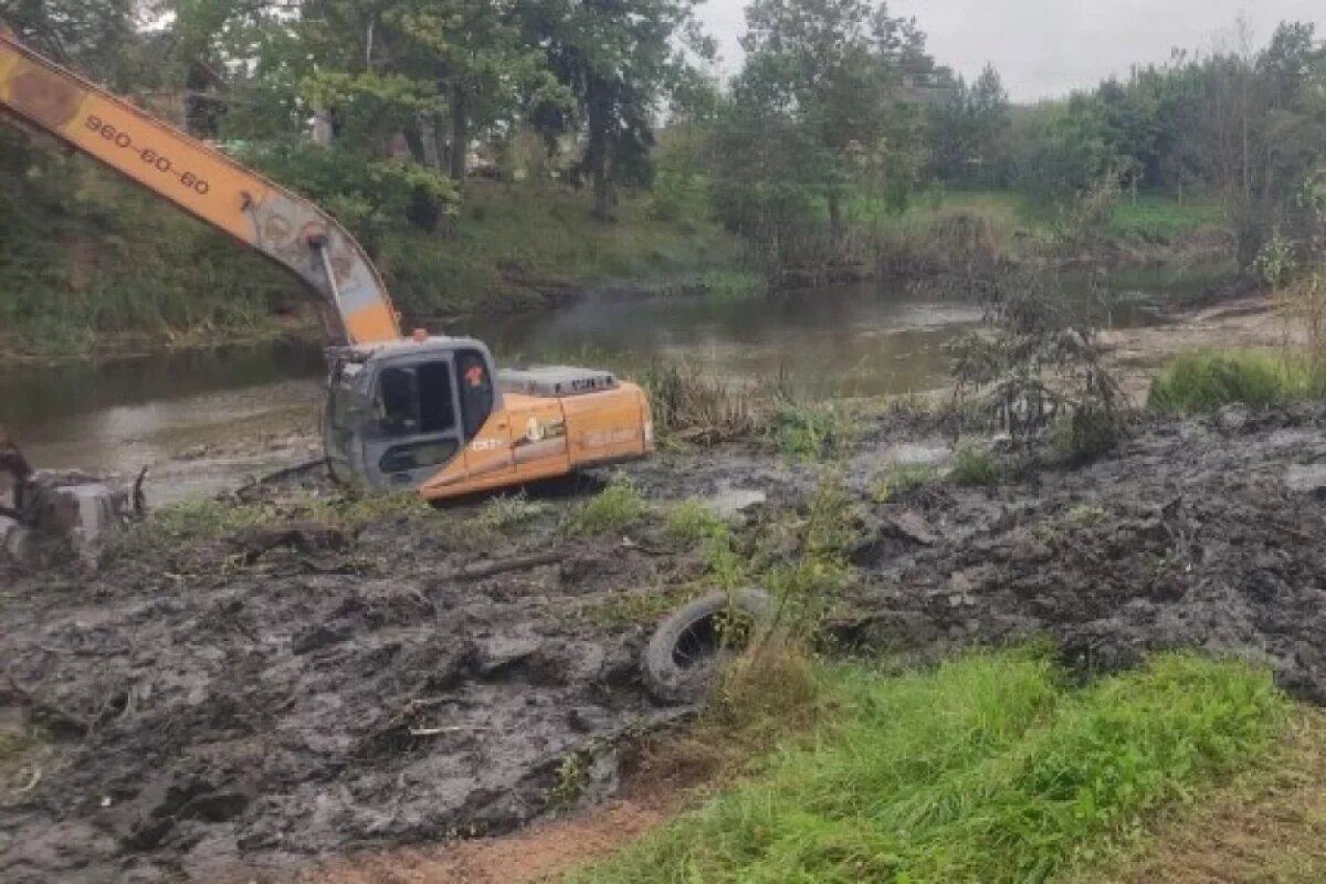    Более 12 тысяч кубометров ила достали при расчистке реки Утроя в Пыталово