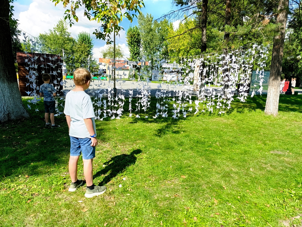 Вадим, Паша и тысяча бумажных журавликов для мальчика из нашего города, который очень сильно болеет. Один из журавликов здесь - от Паши