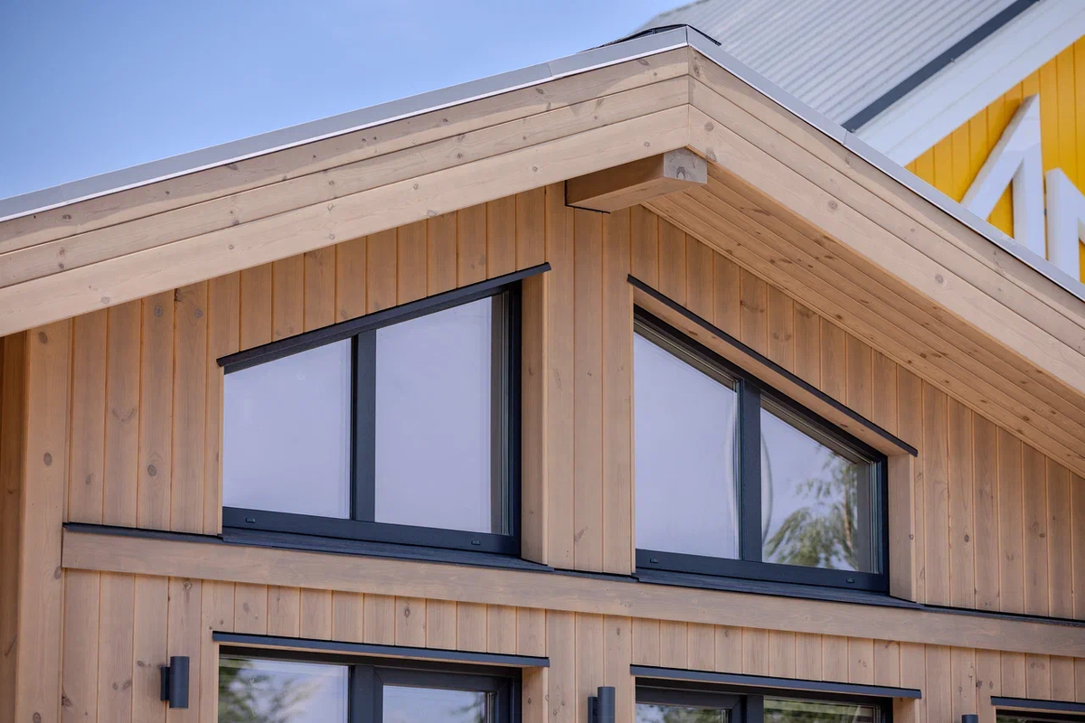 Дом по проекту МОНЕ 60 от ТЕХНОНИКОЛЬ: полностью деревянная отделка. Открытые силовые конструкции, балки и столбы, — сделаны на заводе. Качество подгонки и обработки поверхностей — близкое к мебельному