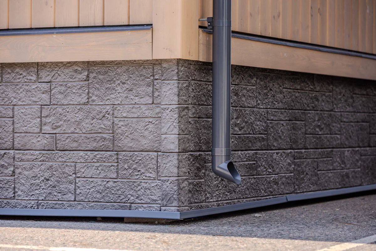 Обратите внимание, как оформлены отливы над цоколем. Они почти не оставляют шансов влаге попадать в щели между досками 