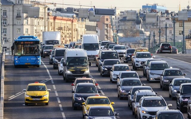 Согласно п. 18.2 ПДД, по выделенной полосе разрешено движение только некоторым участникам (Фото: Lantyukhov Sergey / NEWS.ru / Global Look Press)