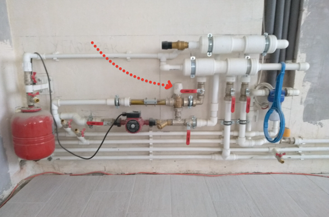 Вот он, тот регулятор, который регулирует подачу в систему теплого пола теплоноситель определенной температуры @ Горбунов Сергей "О загородной жизни"