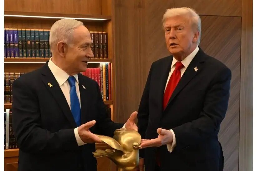    Подаренный Нетаньяху Трампу золотой голубь. © Соцсети