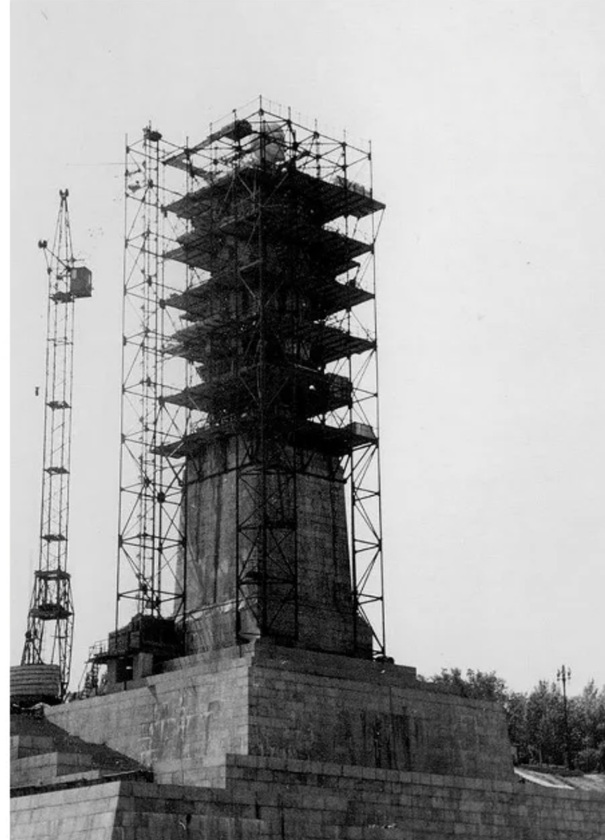 Вот он ещё строиться. 