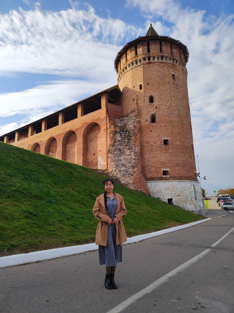 Маринка впечатляет. Справа вдали, на солнце греется Бусяка. Значит я не приврал.