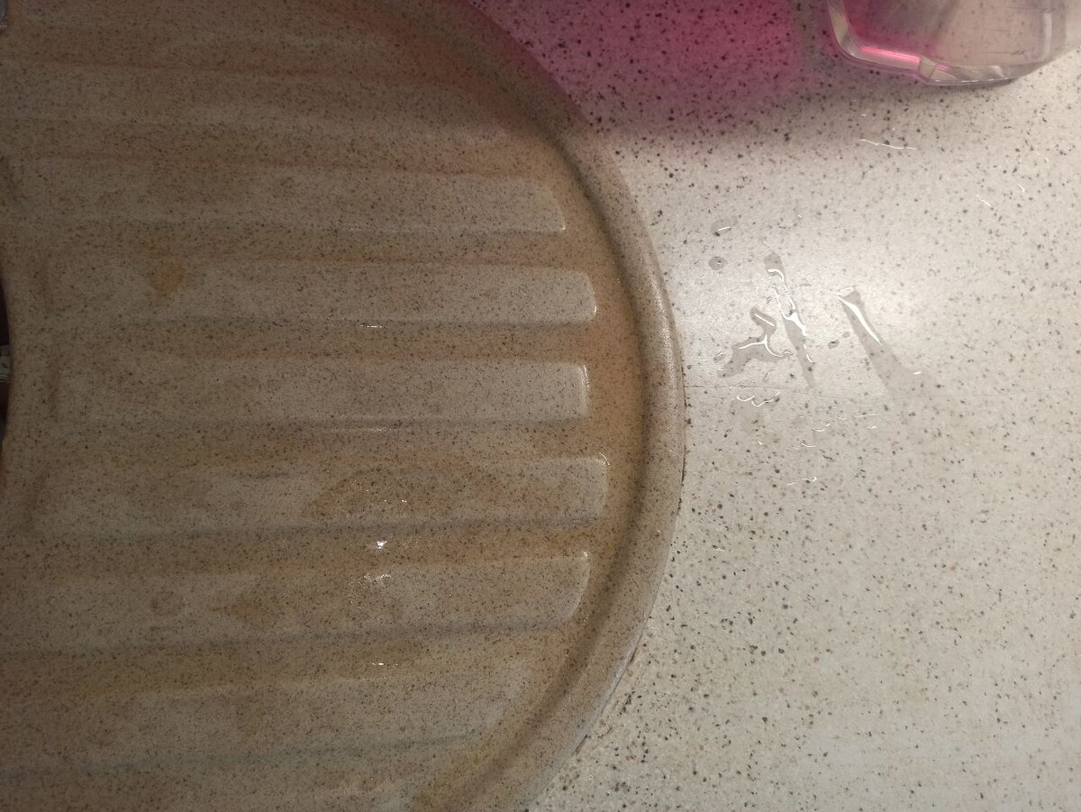 Видно скопление воды в боковой части раковины из-за неправильного уклона