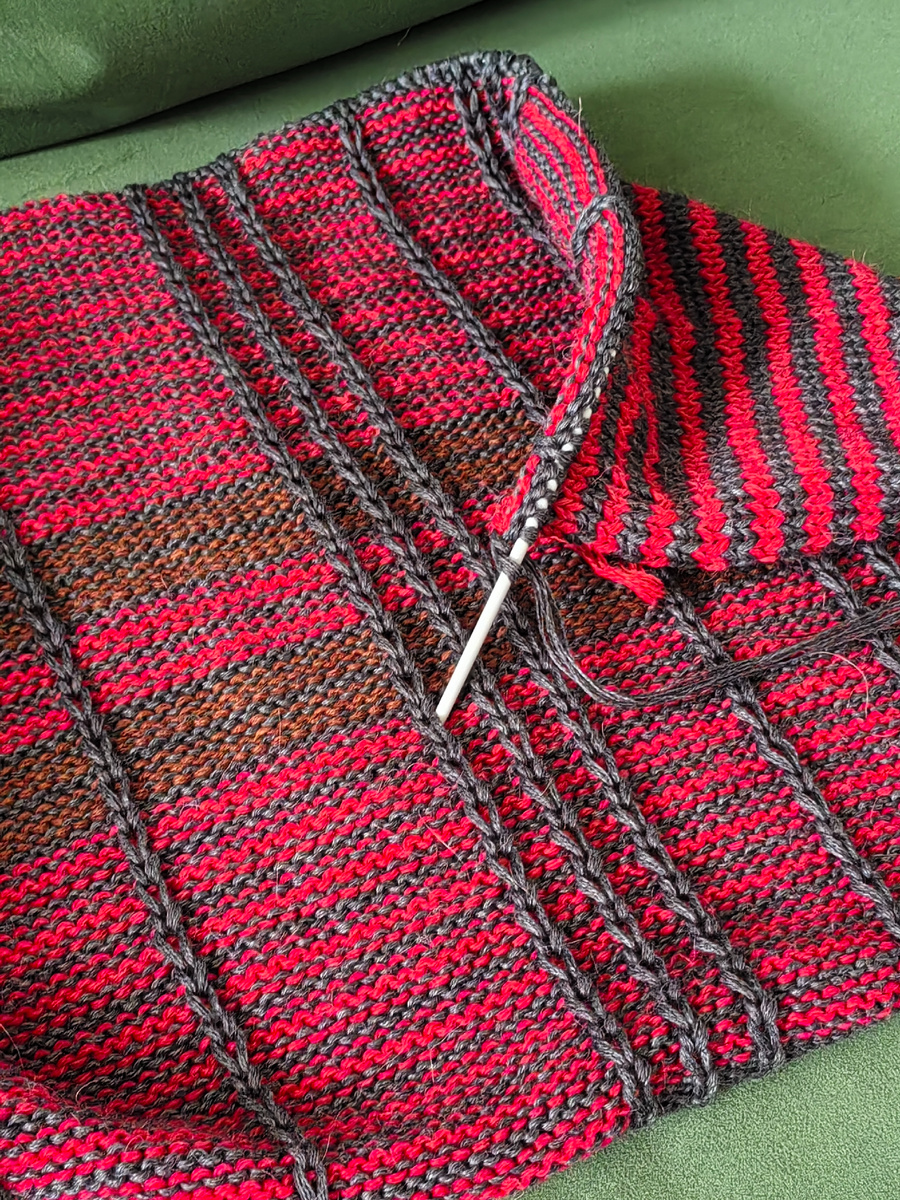 Процесс вязания пледа. Фото автора.