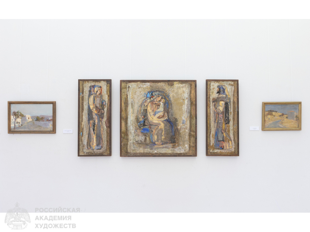 Фрагмент экспозиции «Греческое сердце, Русская душа» Альбины Акритас в залах Российской академии художеств (Москва, Пречистенка, 21). Фото Виктора Берёзкина, пресс-служба РАХ. 2025.