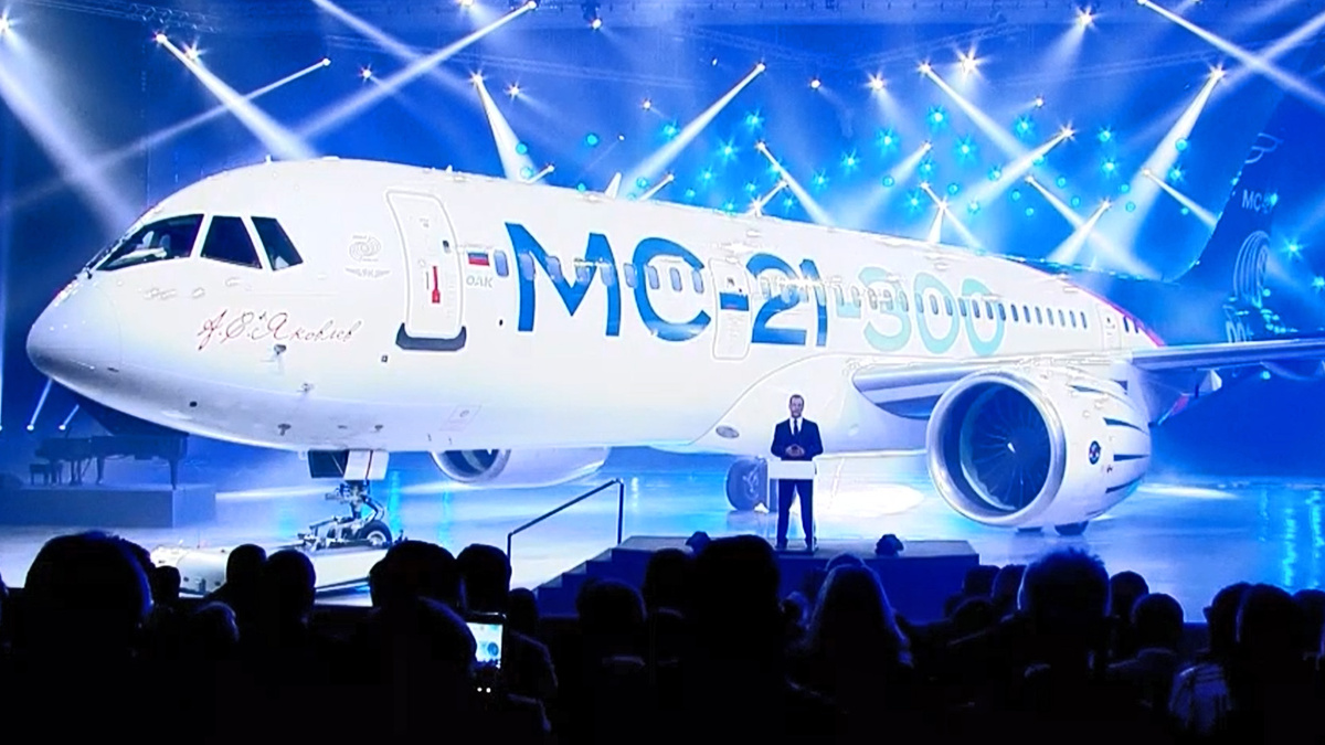 Дмитрий Медведев, Председатель Правительства Российской Федерации. 8 июня 2016 года, Иркутский авиационный завод, презентация самолета МС-21