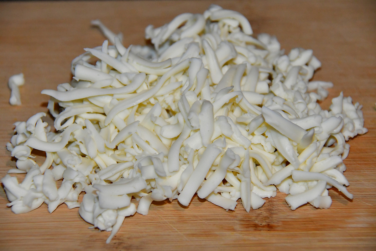 Сырок натираем на терке