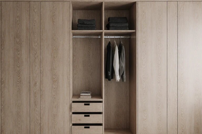 Красивая одежда заслуживает бережного отношения. Правильно организованный гардероб — это не только про эстетику, но и про заботу о любимых вещах. 